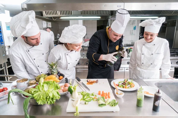 Chef Cocina Cortar Preparar Siguiente Plato — Foto de Stock