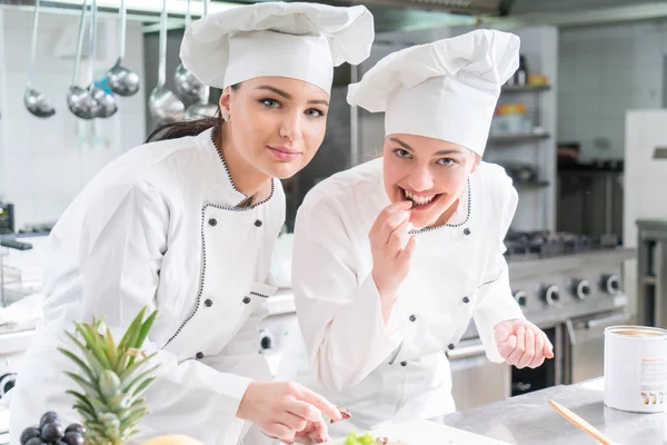 Chef Cooking Cutting Dan Mempersiapkan Piring Berikutnya — Stok Foto