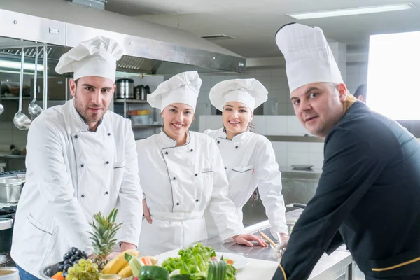 Chef Cocina Cortar Preparar Siguiente Plato — Foto de Stock