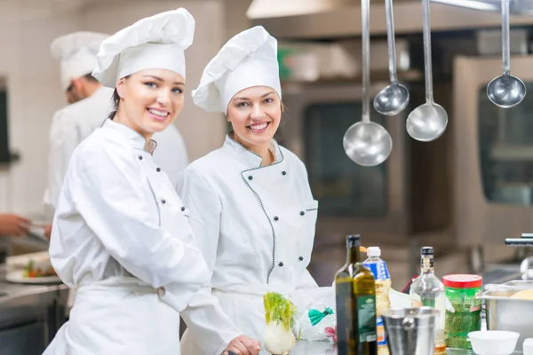 Chef Cooking Cutting Dan Mempersiapkan Piring Berikutnya — Stok Foto