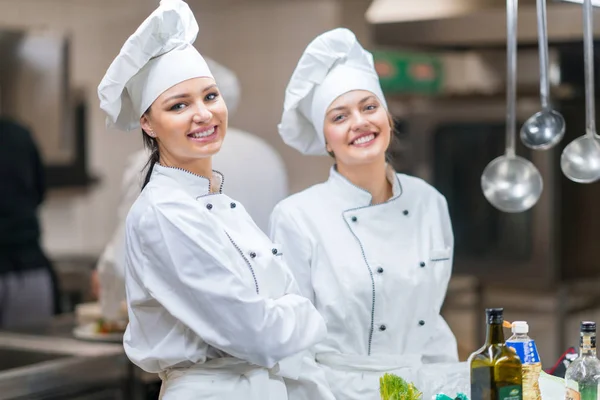 Koch Kocht Schneidet Und Bereitet Nächsten Teller — Stockfoto