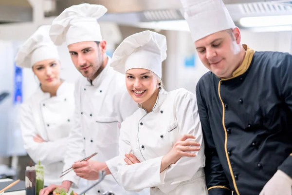 Chef Cocina Cortar Preparar Siguiente Plato —  Fotos de Stock