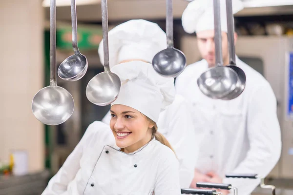 Chef Cocina Cortar Preparar Siguiente Plato — Foto de Stock