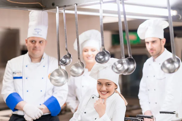 Koch Kocht Schneidet Und Bereitet Nächsten Teller — Stockfoto