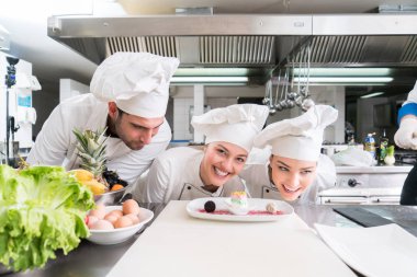 Şef yemek, kesme ve sonraki tabağı hazırlama