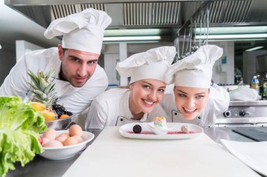 Şef yemek, kesme ve sonraki tabağı hazırlama