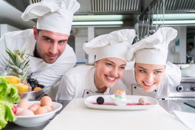 Şef yemek, kesme ve sonraki tabağı hazırlama