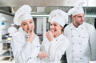 Şef yemek, kesme ve sonraki tabağı hazırlama