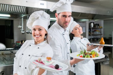 Şef yemek, kesme ve sonraki tabağı hazırlama