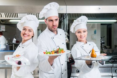 Şef yemek, kesme ve sonraki tabağı hazırlama