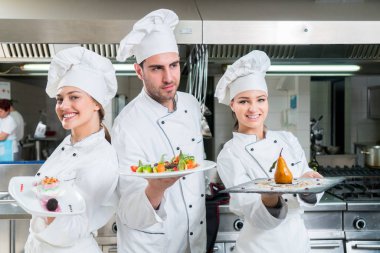 Şef yemek, kesme ve sonraki tabağı hazırlama