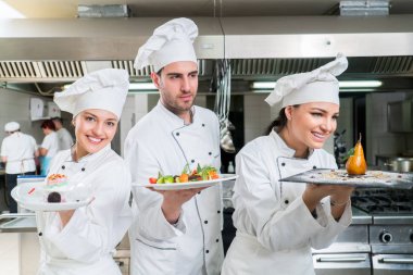 Şef yemek, kesme ve sonraki tabağı hazırlama