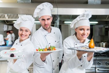 Şef yemek, kesme ve sonraki tabağı hazırlama