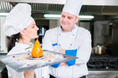 İki ünlü şefler kendi lezzetli tatlı tutarak. Üzerinde çalıştıkları bir