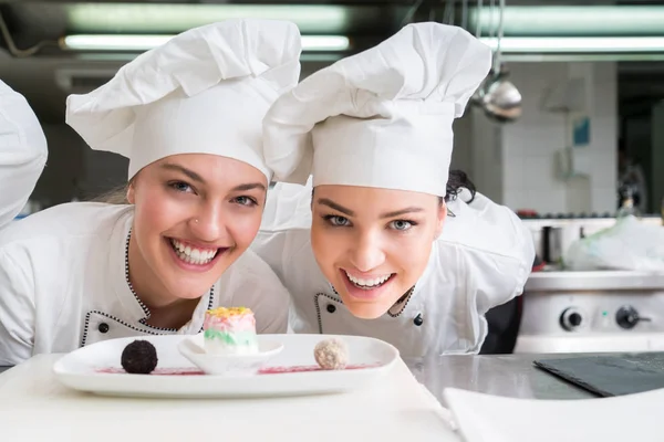 Chef Kok Koken Snijden Het Voorbereiden Van Volgende Plaat — Stockfoto