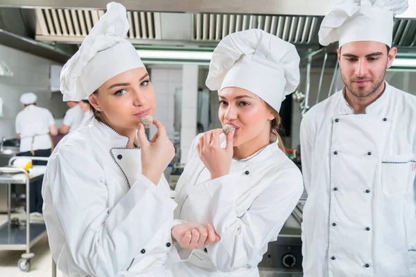 Chef Cocina Cortar Preparar Siguiente Plato — Foto de Stock