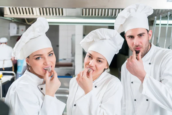 Chef Kok Koken Snijden Het Voorbereiden Van Volgende Plaat — Stockfoto