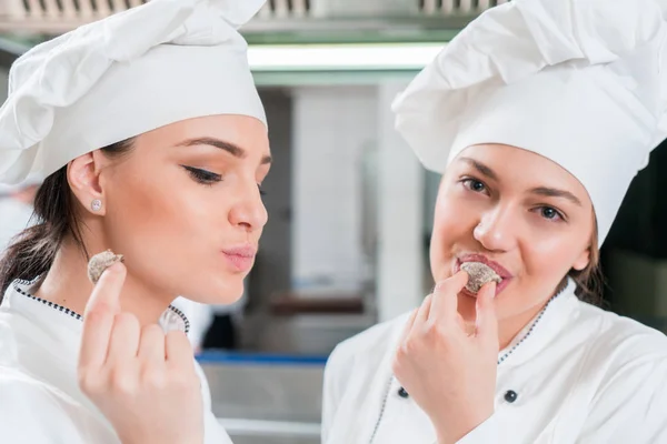 Chef Cooking Cutting Dan Mempersiapkan Piring Berikutnya — Stok Foto