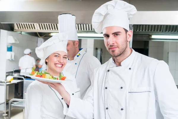 Koch Kocht Schneidet Und Bereitet Nächsten Teller — Stockfoto