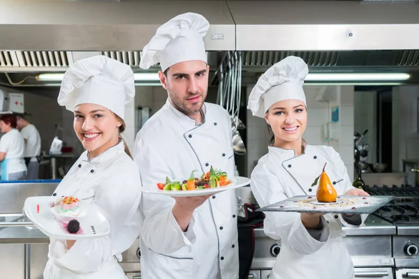 Şef yemek, kesme ve sonraki tabağı hazırlama