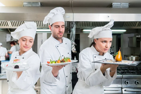 Chef Kok Koken Snijden Het Voorbereiden Van Volgende Plaat — Stockfoto