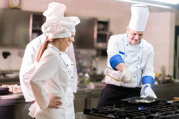 Koch in der Restaurantküche — Stockfoto