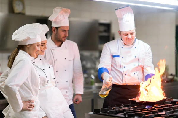 Chef in cucina ristorante — Foto Stock