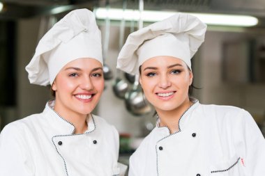 Şef yemek, kesme ve sonraki tabağı hazırlama