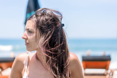 Havuzdaki genç kadın.