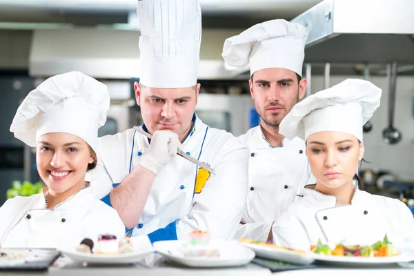 Chef in cucina — Foto Stock