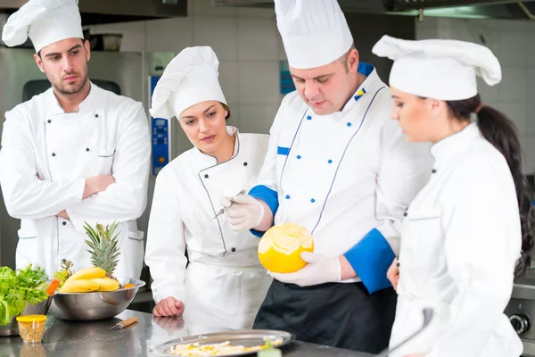 Chef in cucina — Foto Stock