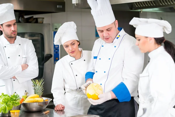 Chef in cucina — Foto Stock