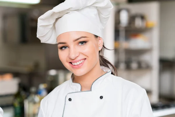 Chef Kok Koken Snijden Het Voorbereiden Van Volgende Plaat — Stockfoto