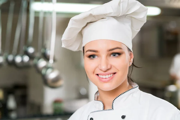 Chef Kok Koken Snijden Het Voorbereiden Van Volgende Plaat — Stockfoto