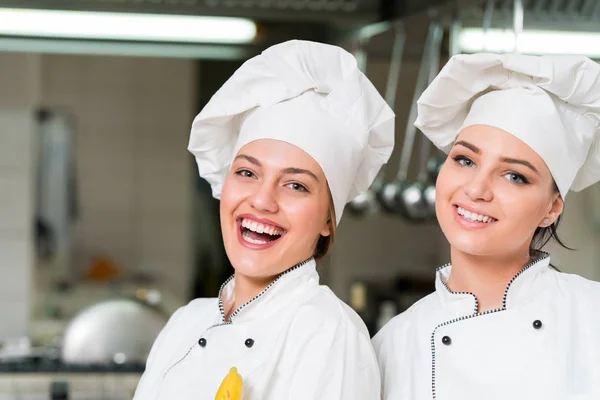 Chef Kok Koken Snijden Het Voorbereiden Van Volgende Plaat — Stockfoto