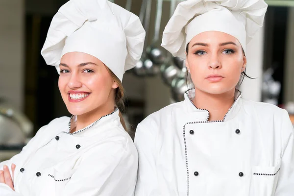 Chef Kok Koken Snijden Het Voorbereiden Van Volgende Plaat — Stockfoto