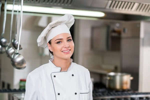 Chef Kok Koken Snijden Het Voorbereiden Van Volgende Plaat — Stockfoto