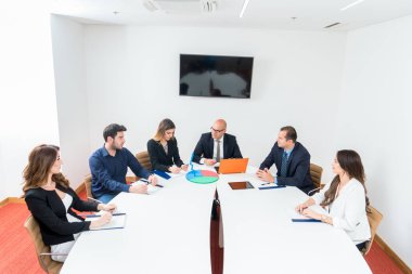 Girişim ekibi, modern parlak ofis içi beyin fırtınası, dizüstü bilgisayar ve tablet bilgisayar üzerine toplantı üzerine çalışıyor