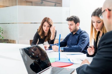 Gençler çalışan işçilerin kentsel alternatif Studio - iş kavramı, insan kaynakları ve çalışma zamanı - girişimciler ofis kurmak üzerinde eğlenceli bilgisayar ile grup