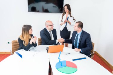 Gençler çalışan işçilerin kentsel alternatif Studio - iş kavramı, insan kaynakları ve çalışma zamanı - girişimciler ofis kurmak üzerinde eğlenceli bilgisayar ile grup