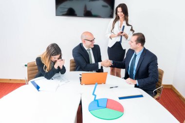 Gençler çalışan işçilerin kentsel alternatif Studio - iş kavramı, insan kaynakları ve çalışma zamanı - girişimciler ofis kurmak üzerinde eğlenceli bilgisayar ile grup