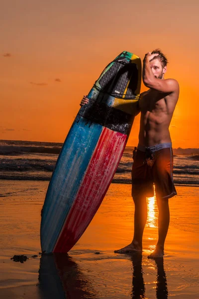 Surfer on the beach — Stock Photo, Image