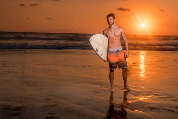 Surfista en la playa — Foto de Stock