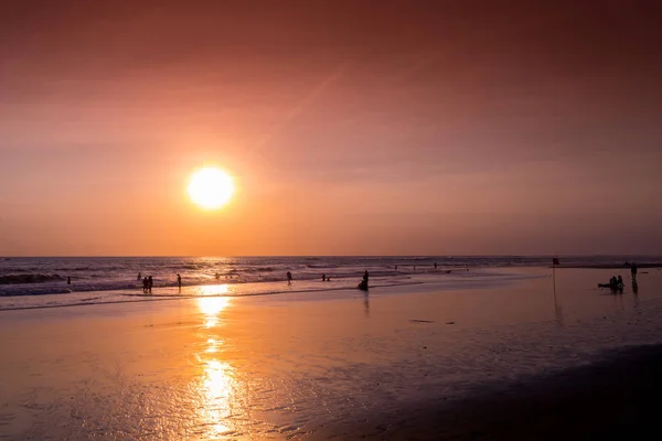 人と夕日のビーチ — ストック写真