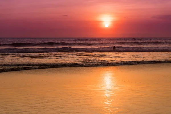 日没の人々 とビーチ — ストック写真