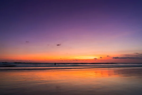 日没の人々 とビーチ — ストック写真