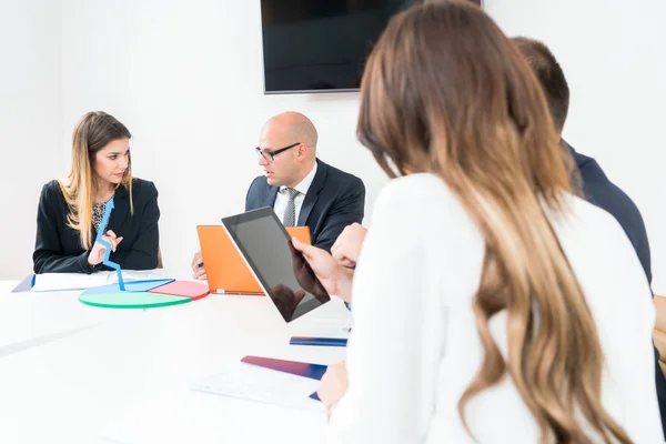 Mujer Negocios Sala Reuniones Empresa Arquitectura Con Colega — Foto de Stock