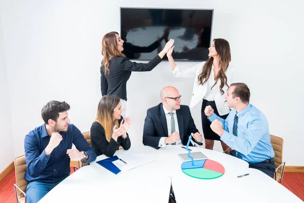 Equipe Negócios Celebrando Sucesso Escritório — Fotografia de Stock