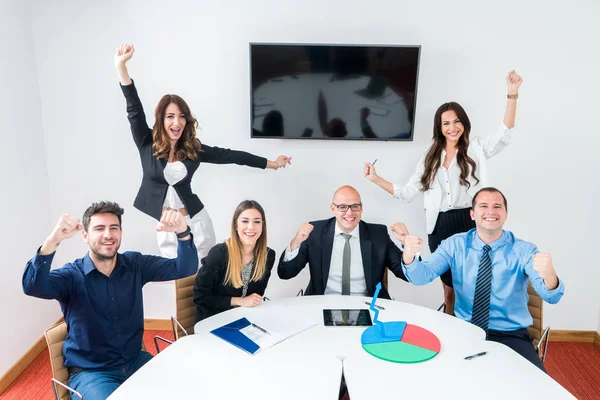 Equipe Negócios Celebrando Sucesso Escritório — Fotografia de Stock