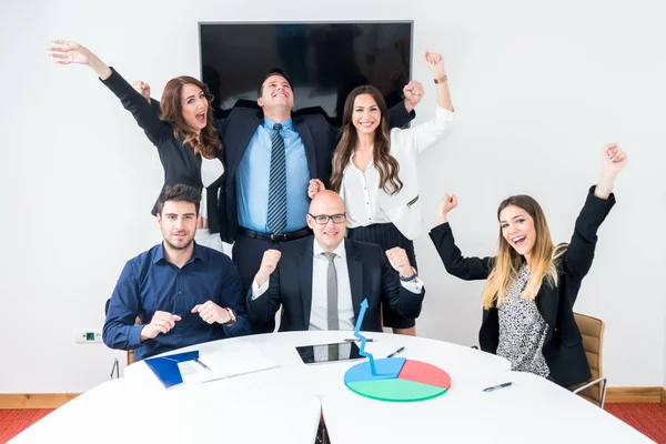 Equipe Negócios Celebrando Sucesso Escritório — Fotografia de Stock